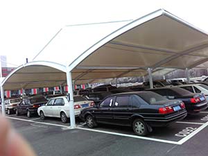 鋼<font color='red'>膜結(jié)構(gòu)車棚</font>特點(diǎn)，怪不得越來(lái)越多人選擇！(圖文)