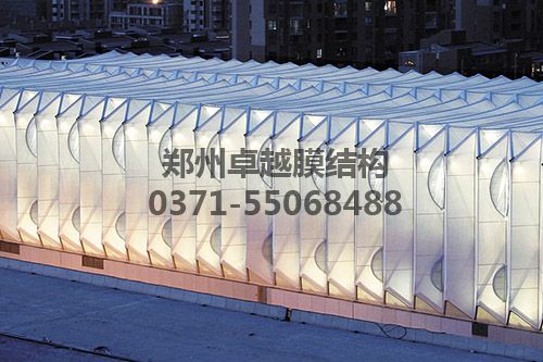 夜間車站透出柔和的燈光讓人感到非常的溫馨、輕松