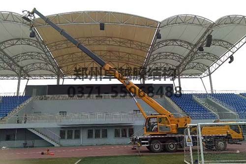 安裝人員正使用設備進行膜結(jié)構(gòu)安裝作業(yè)