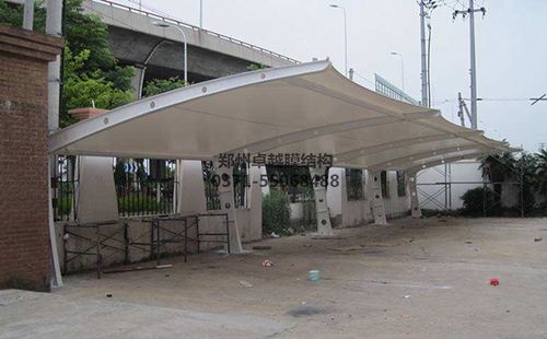 維護保養(yǎng)得當的膜結構車棚