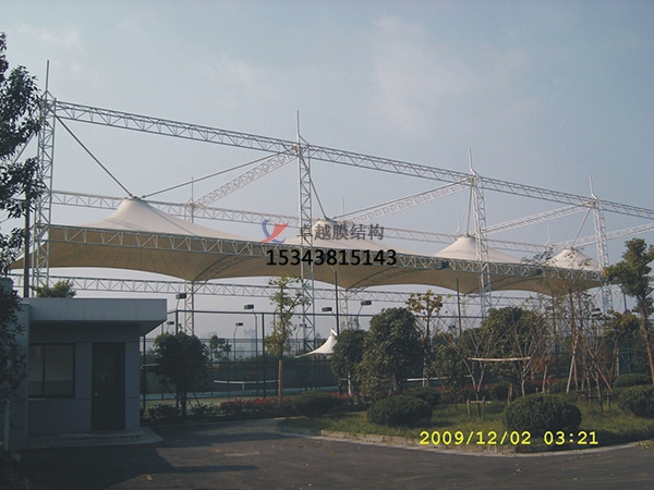 北海體育場看臺(tái)頂棚安裝