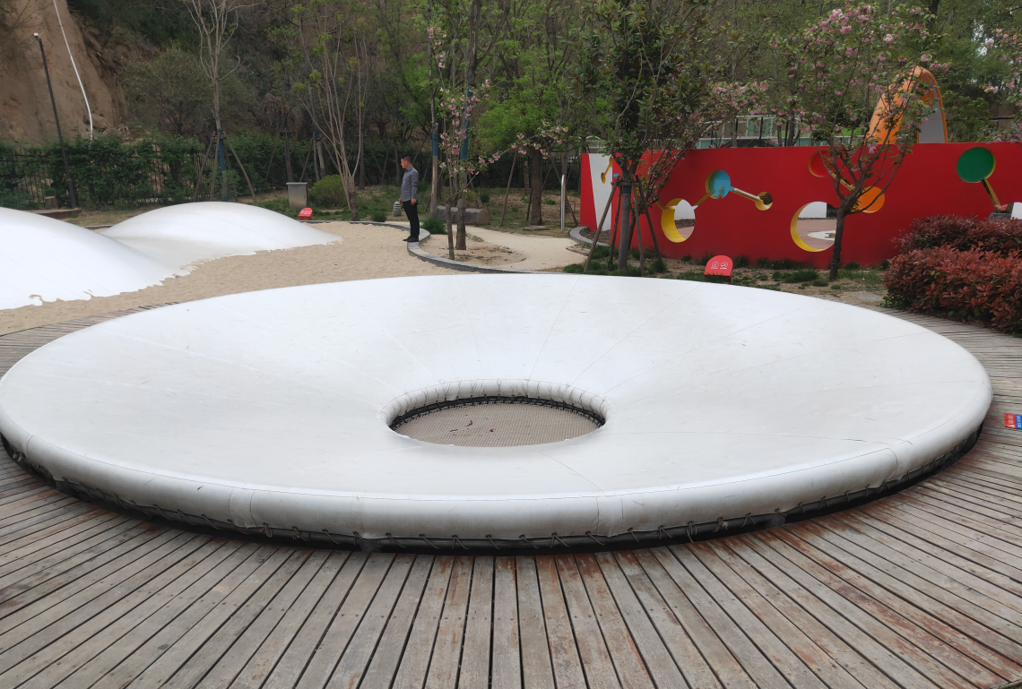 戶(hù)外健身樂(lè)趣：遮陽(yáng)庇護(hù)下的蹦床鍛煉時(shí)光