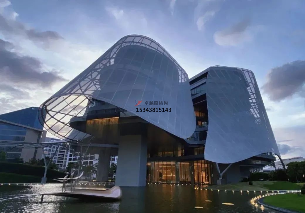 優(yōu)雅而懸浮，PTFE膜結(jié)構(gòu)外立面建筑