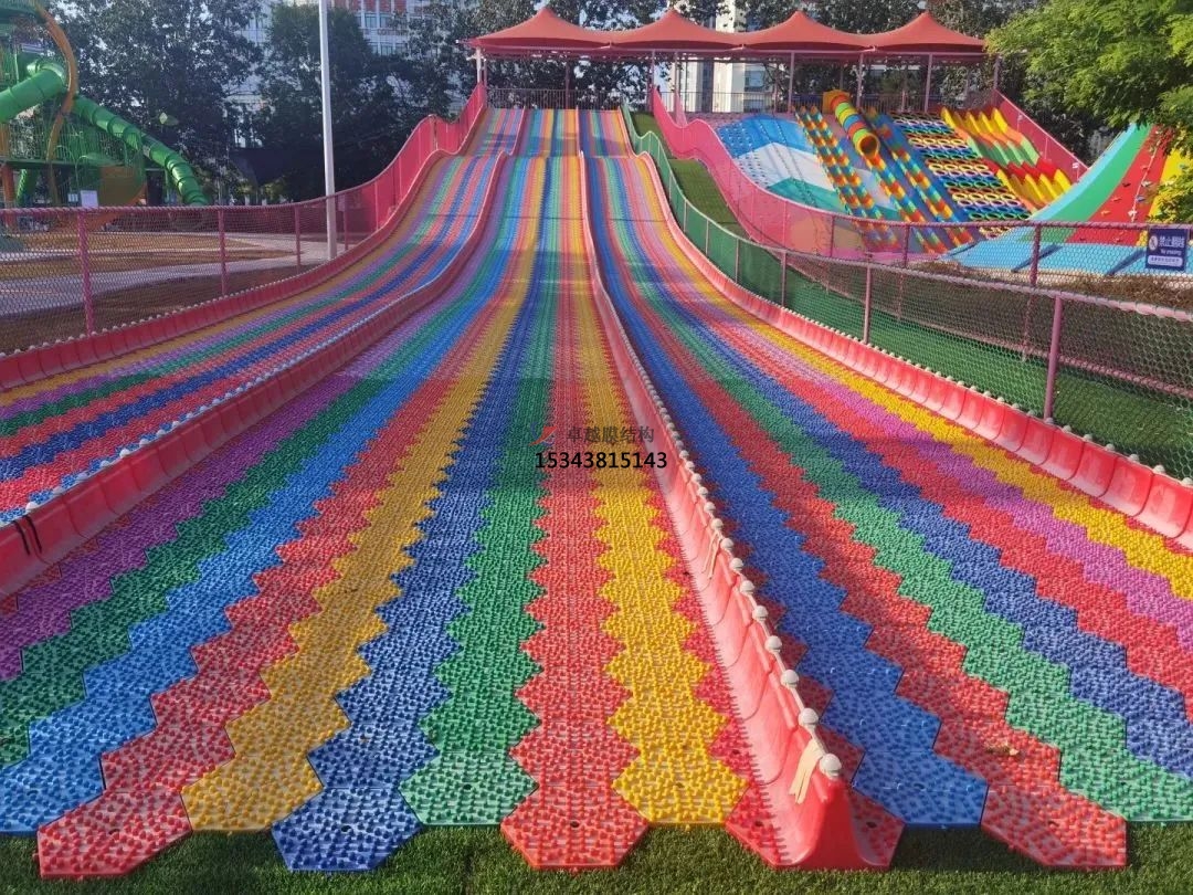 南陽(yáng)滑世界橘紅色<font color='red'>張拉膜結(jié)構(gòu)</font>生產(chǎn)